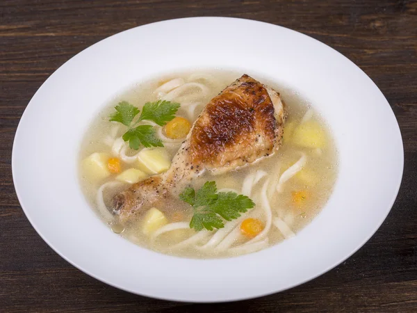 麺と野菜と鶏スープ — ストック写真