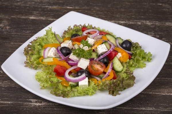 Insalata di verdure fresche greche sul tavolo — Foto Stock