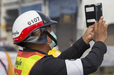 Tayland Phuket Town vejetaryen Festivali sırasında smartphone alayı fotoğraf polis. Tayland