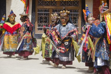 Tibet lama Hemis Gompa Budist festival Tsam gizem dans dans maske giymiş. Ladakh, Kuzey Hindistan