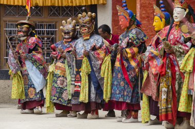 Tibet lama Hemis Gompa Budist festival Tsam gizem dans dans maske giymiş. Ladakh, Kuzey Hindistan