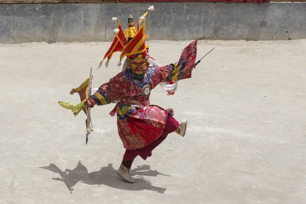 Tibetaanse lama gekleed in masker dansen Tsam mysterie dans op boeddhistische festival in Hemis Gompa. Ladakh, Noord-India — Stockfoto