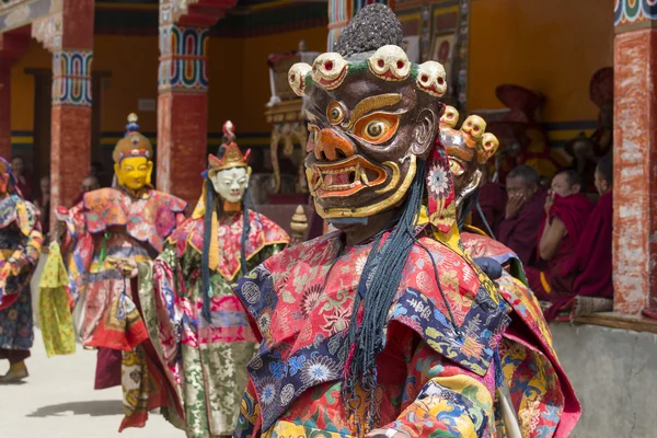 Tibetan lama dressed in mask dancing Tsam mystery dance on Buddhist festival at Hemis Gompa. Ladakh, North India — Stock Photo, Image