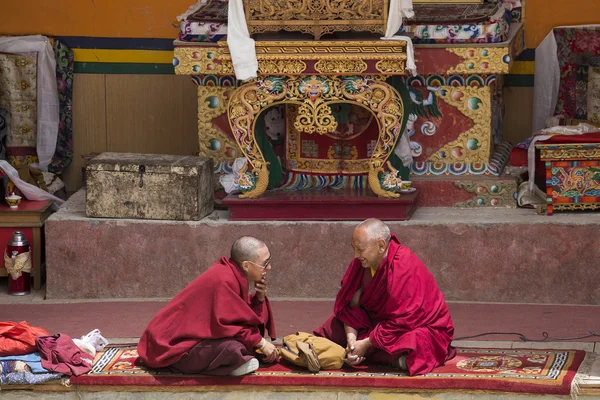 Тибетский монах во время танцев в мистической маске Цам Танец мистики во время буддийского фестиваля Юру Кабгьят в Ламаюру Гомпа, Ладакх, Северная Индия — стоковое фото