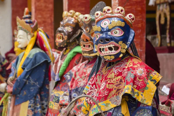 Lama tibetana vestida con máscara bailando Tsam danza misteriosa en el festival budista en Hemis Gompa. Ladakh, India del Norte — Foto de Stock