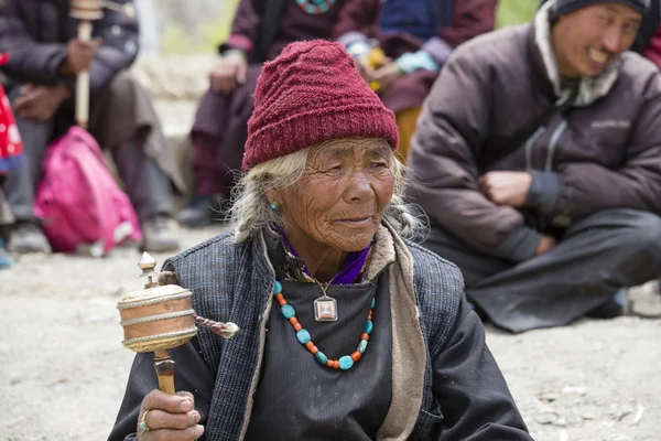 Tibetan old women during mystical mask dancing Tsam mystery dance in time of Yuru Kabgyat Buddhist festival at Lamayuru Gompa, Ladakh, North India — Stock Photo, Image