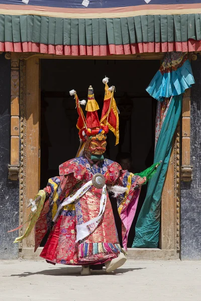 Tibetan lama dressed in mask dancing Tsam mystery dance on Buddhist festival at Hemis Gompa. Ladakh, North India — Stock Photo, Image