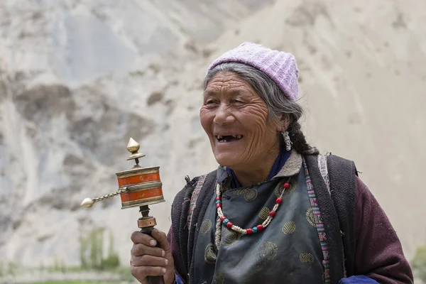 Tibetische alte Frauen während des mystischen Maskentanzes Tsam Mystery Dance zur Zeit des buddhistischen Yuru kabgyat Festivals in Lamayuru Gompa, ladakh, Nordindien — Stockfoto