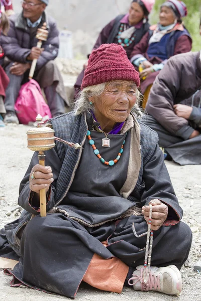 Tibetan old women during mystical mask dancing Tsam mystery dance in time of Yuru Kabgyat Buddhist festival at Lamayuru Gompa, Ladakh, North India — Stock Photo, Image