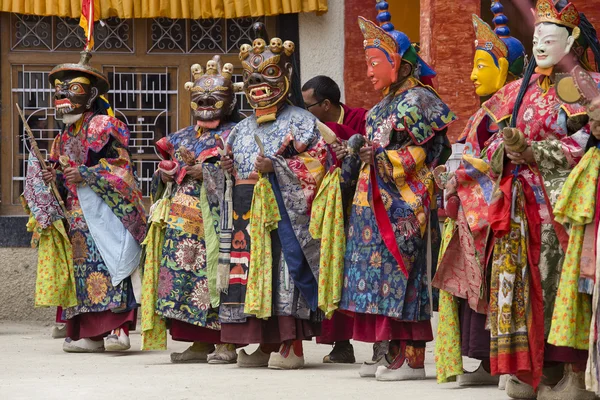 Tibetan lama dressed in mask dancing Tsam mystery dance on Buddhist festival at Hemis Gompa. Ladakh, North India — Stock Photo, Image