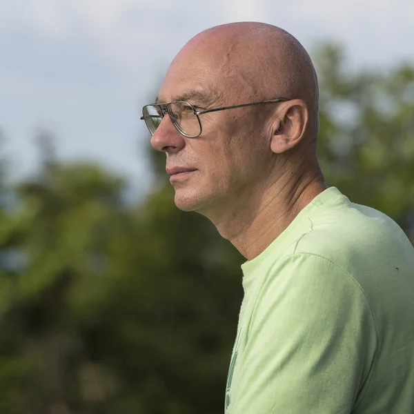 Primer plano retrato de hombre de mediana edad relajándose en la naturaleza — Foto de Stock