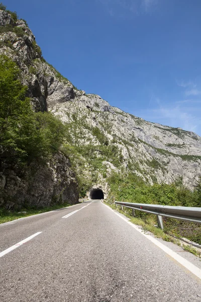 Tunnel sombre et route au Monténégro — Photo