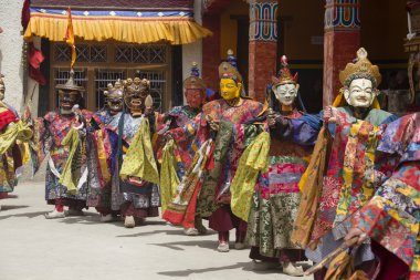 Tibet lama Hemis Gompa Budist festival Tsam gizem dans dans maske giymiş. Ladakh, Kuzey Hindistan