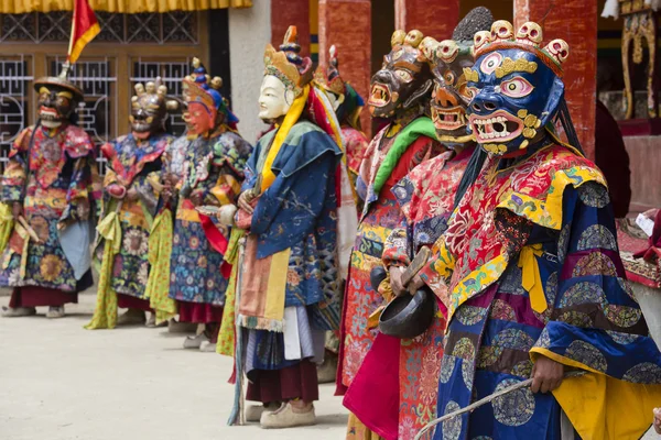 Tibetan lama dressed in mask dancing Tsam mystery dance on Buddhist festival at Hemis Gompa. Ladakh, North India — Stock Photo, Image