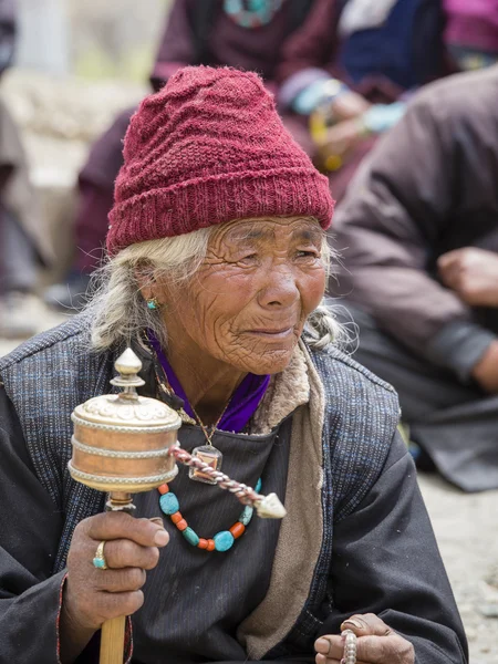 Mulheres idosas tibetanas durante máscara mística dançando Tsam dança mistério no tempo de Yuru Kabgyat festival budista em Lamayuru Gompa, Ladakh, Norte da Índia — Fotografia de Stock