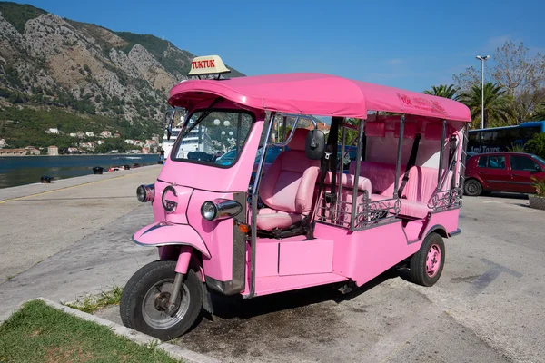 Rosa auto riquixá ou tuk-tuk na rua de Kotor. Montenegro — Fotografia de Stock