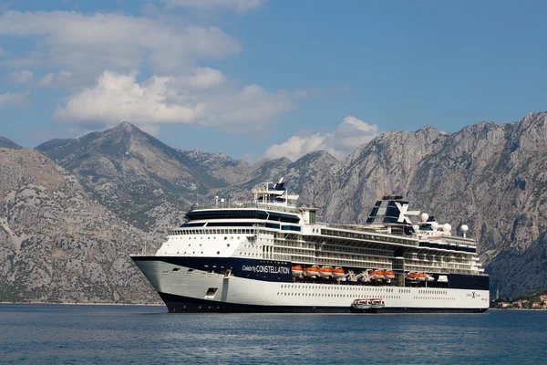 Großes Kreuzfahrtschiff Promi-Sternbild in der Bucht von Boka kotorska. Montenegro — Stockfoto