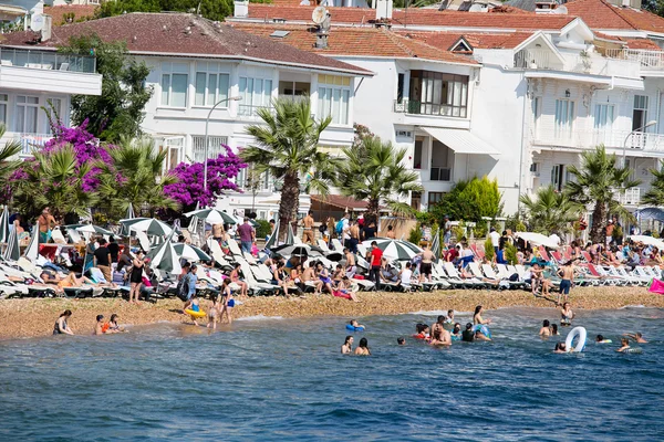 Uitzicht vanaf de veerboot, die langs de route Istanbul - Buyukada loopt. Architectuur en toeristen op het eiland Kinaliada, Turkije — Stockfoto