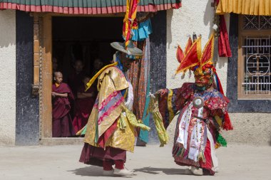 Tibet lama Hemis Gompa Budist festival Tsam gizem dans dans maske giymiş. Ladakh, Kuzey Hindistan