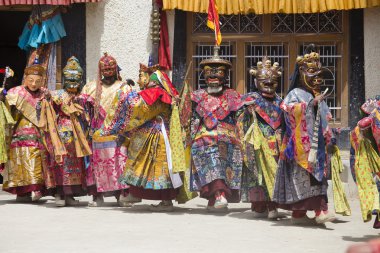 Tibet lama Hemis Gompa Budist festival Tsam gizem dans dans maske giymiş. Ladakh, Kuzey Hindistan