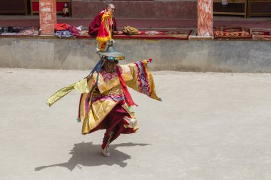 Tibet lama Hemis Gompa Budist festival Tsam gizem dans dans maske giymiş. Ladakh, Kuzey Hindistan