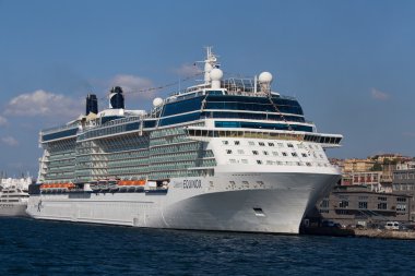 Beyaz büyük cruise gemi ve su Boğaziçi, Istanbul'da boğaz