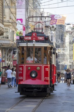 İstiklal cadde üzerinde kırmızı Taksim Tünel nostaljik tramvay. Istanbul, Türkiye
