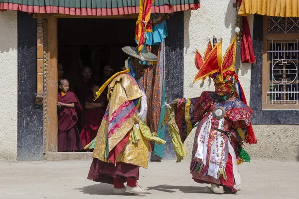Tibetský lama oblečený v masce tančí tanec tajemství Tsam na buddhistický festival na Hemis Gompa. Ladakh, severní Indie — Stock fotografie