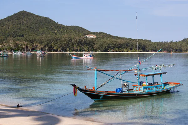 Tajskich kutrów w morzu. Wyspa Koh Phangan, Tajlandia — Zdjęcie stockowe