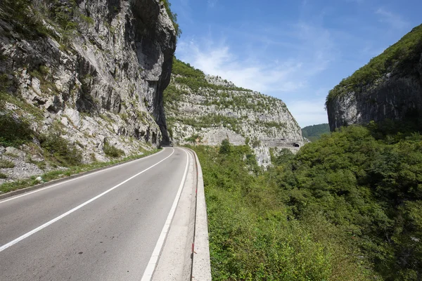 Montagne et route au Monténégro — Photo