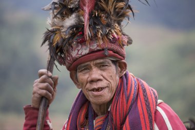 Eski Ifugao pirinç terasları yanındaki ulusal elbise bir adam. Banaue, Filipinler.