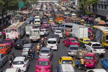 Trafik yavaş yavaş Bangkok, Tayland işlek bir yol boyunca taşır..