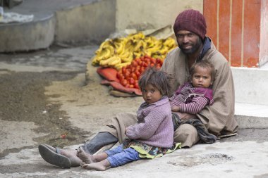Zavallı Hint dilenci aile sokakta Leh, Ladakh, Hindistan