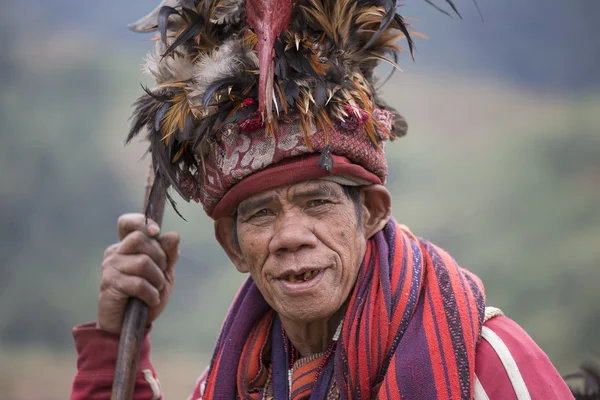 Homem ifugao velho em vestido nacional ao lado de terraços de arroz. Banaue, Filipinas . — Fotografia de Stock