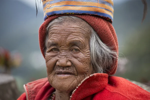 Vieja mujer ifugao vestida de gala nacional junto a terrazas de arroz. Banaue, Filipinas . — Foto de Stock