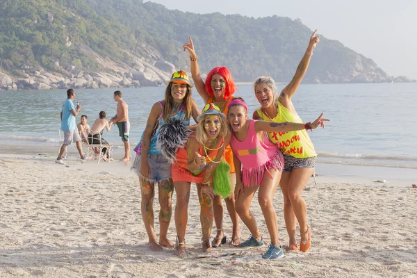 Les gars et les filles participent à la fête de la pleine lune sur l'île de Koh Phangan. Thaïlande — Photo