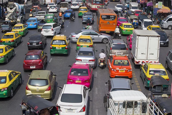 Traffic moves slowly along a busy road in Bangkok, Thailand. — Stock Photo, Image