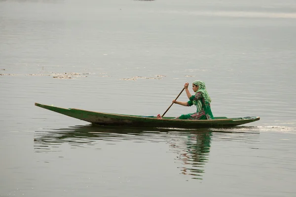 Barca di legno e persone indiane nel lago. Srinagar, India — Foto Stock