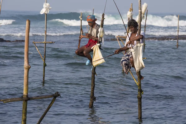 Τοπικοί αλιείς αλιεύουν στο νερό της θάλασσας. Σρι Λάνκα — Φωτογραφία Αρχείου