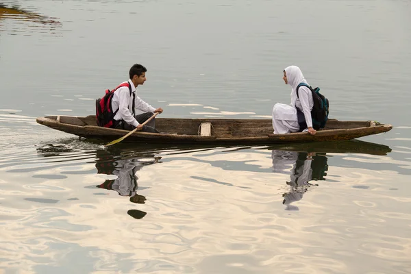 木製のボートは、湖でインドの人々。スリナガル、インド — ストック写真