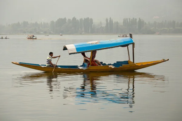 Barco de madeira e índios no lago. Srinagar, Índia — Fotografia de Stock