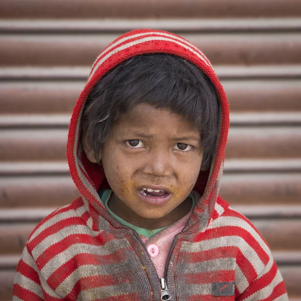 Portret chłopca Indian żebrak na ulicy w Leh, Ladakh, Kaszmir — Zdjęcie stockowe