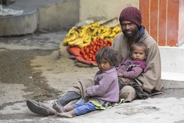 Pobre família indiana de mendigos na rua em Leh, Ladakh, Índia — Fotografia de Stock