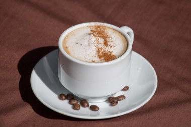 Beyaz bardakta kahve.