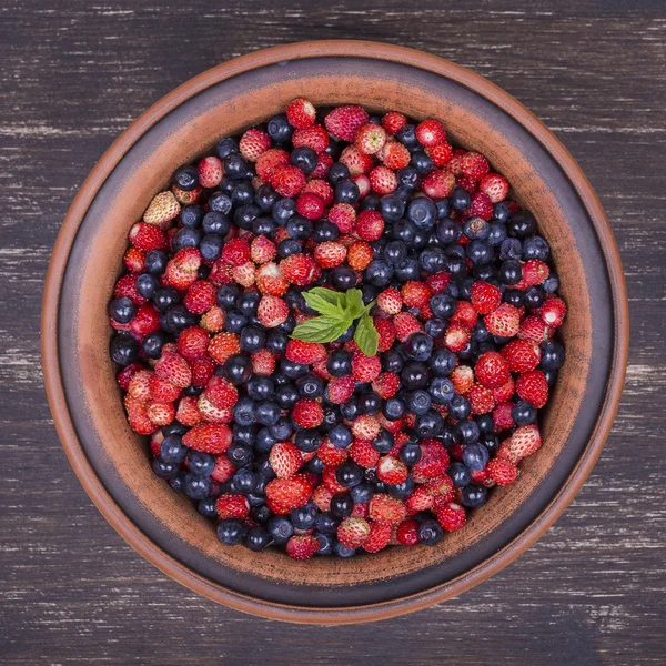 Salada de frutas frescas com morangos e mirtilos, baga silvestre — Fotografia de Stock