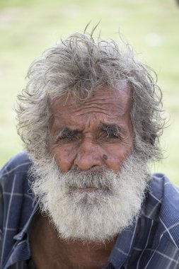 Bir sokakta portre yaşlı dilenci adam. Sri Lanka