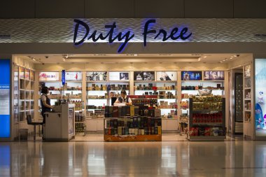 Kimliği belirsiz eski Sri Lankalı dilenci sadaka bir sokakta bekler.