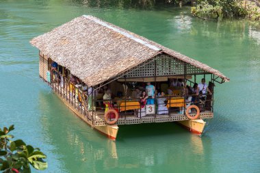 Bir orman nehir üzerinde kişi ile turist tekne. Ada Bohol, Filipinler