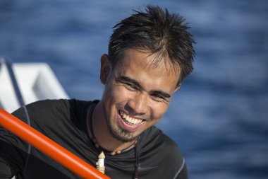 Bir tekne turist ile çalışan yerel bir adam portresi. El Nido, Filipinler