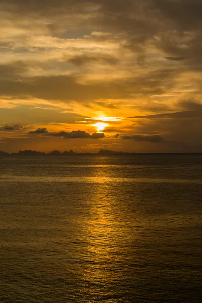 Beautiful sunset on the beach in island Koh Phangan, Thailand. — Stock Photo, Image